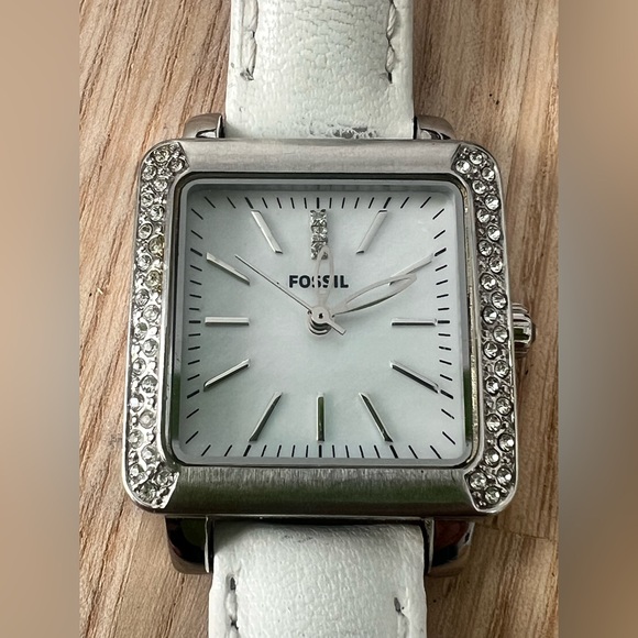 Fossil ladies rectangular silver tone and white leather watch NEW BATTERY - Picture 1 of 10